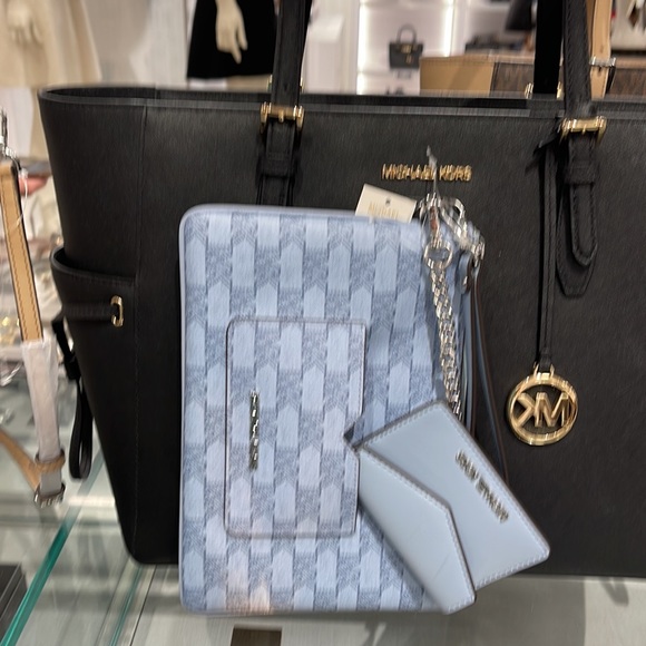 MICHAEL KORS JET SET ITEM LG 2 in 1 CARD CASE & WRISTLET
Pale Blue 
NWT - Picture 8 of 16